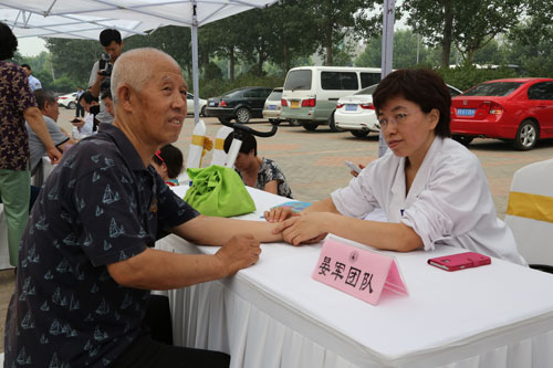 北京金沙js9线路中心大学东直门医院晏军领军团队正在为居民义诊