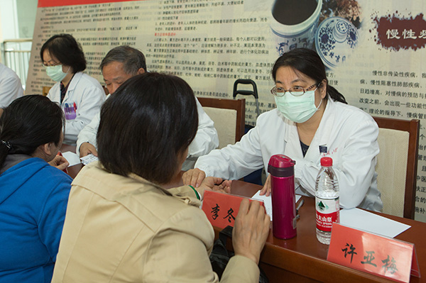 4，专家团队为患者提供咨询诊疗服务.jpg