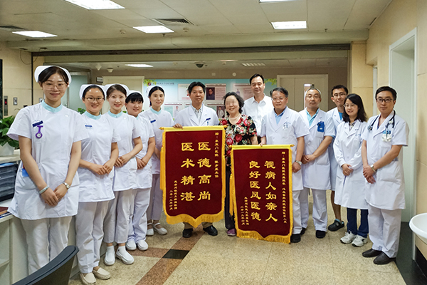 2，患者刘女士为心血管科三区送来锦旗表示感谢.jpg