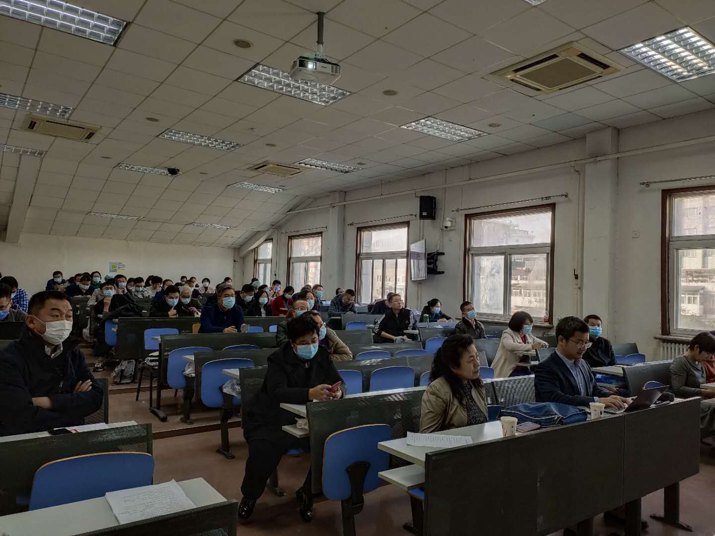 5、硕士生导师、博士生导师认真听会.jpg