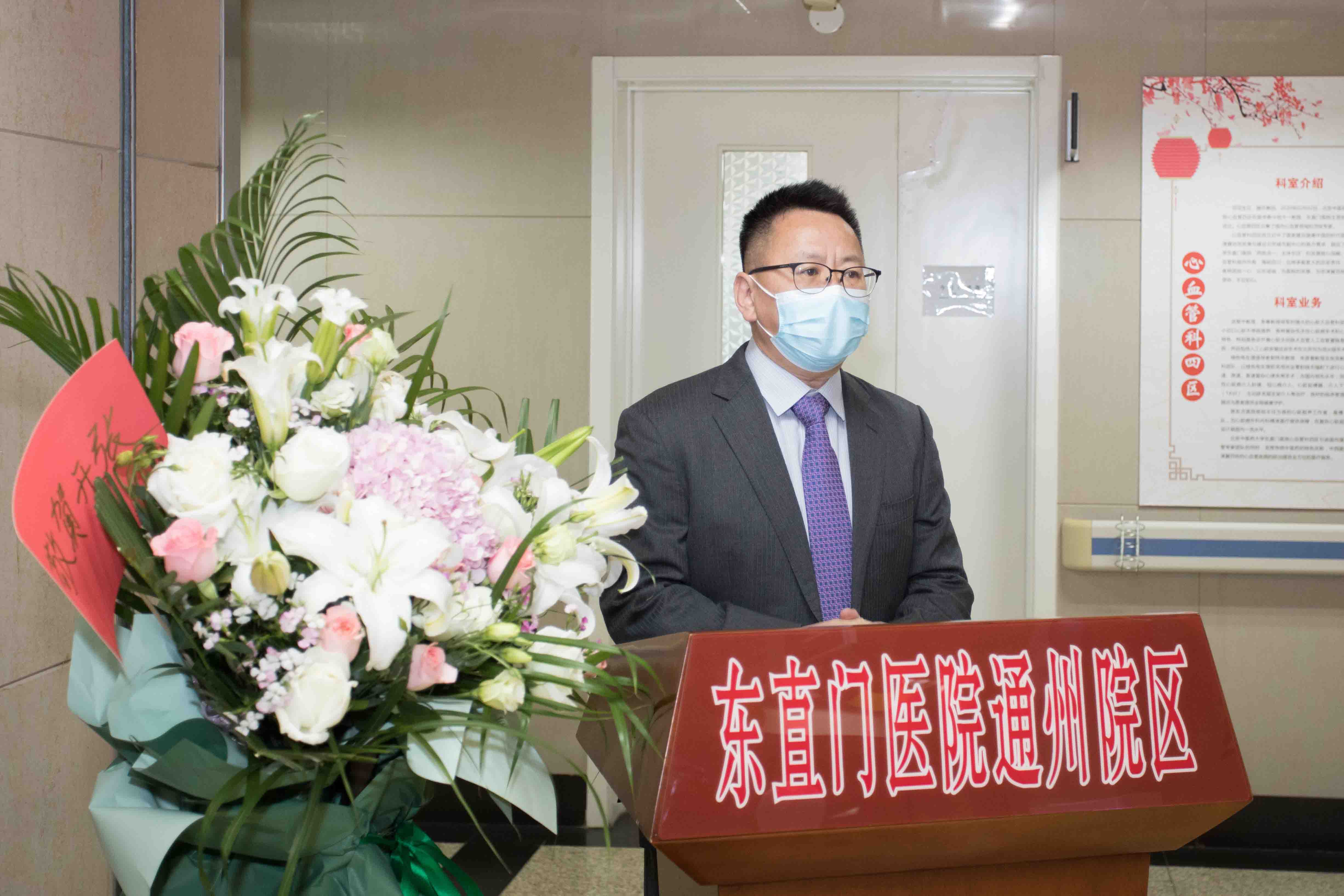 4，郭炜华主任介绍科室组成结构.jpg